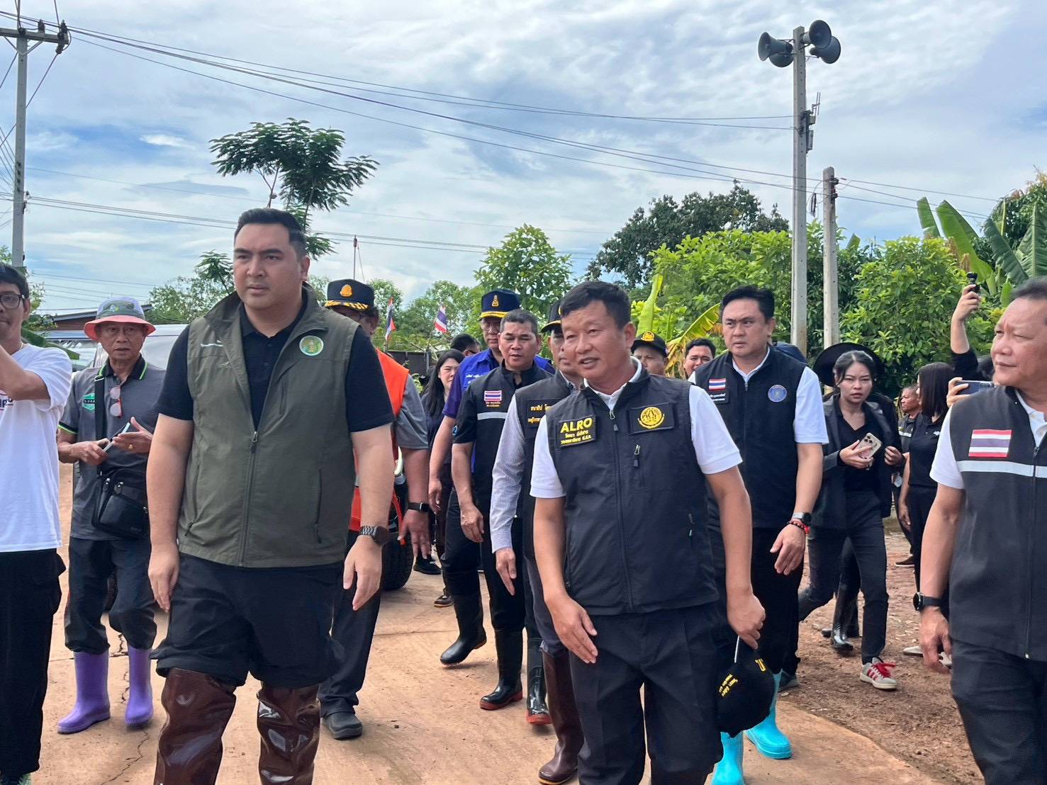 title - รมช.เกษตรฯ พร้อม ส.ป.ก. มอบถุงยังชีพ ส่งกำลังใจช่วยเหลือผู้ประสบอุทกภัยชาวปราจีนบุรี